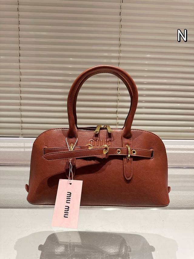 Miumiu新包 24秋冬看秀的时候就觉得一定要拿下的新款aventure贝壳包 实物到手，超级喜欢 做旧褪色感的皮革颜色与质地，配上金属皮带搭扣 日常通勤也够