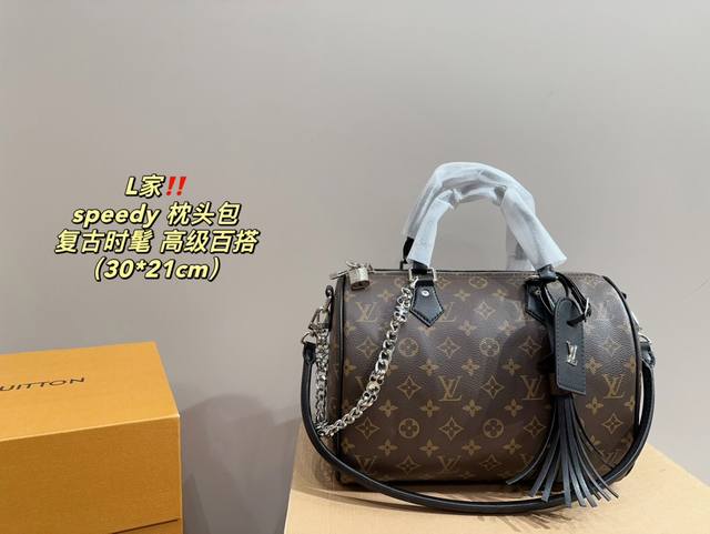 尺寸30.21 Lv Speedy Soft 30Dark 手袋以瞩目风姿成就旅途良伴。Monogram涂层帆布包身融入皮革饰边和哥特 风链条，充裕构型内设拉链