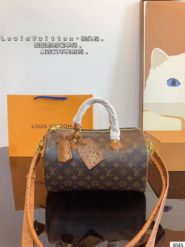 Lv Speedy 枕头包 这款retiro 手袋以标志性的lv老花面料制成，搭配奢华的变色牛皮饰边，经典永恒。优雅低调的外形设计和宽敞的包 全包对花.尺寸：3