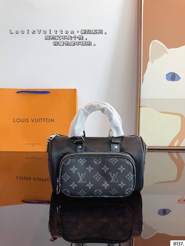 Lv X Nigo Keepall枕头包 手袋是一款理想的都市手袋。 标志性的造型与经典的 Monogram 帆布，加之多种携带方式和奢华的天然牛皮饰边为该包平