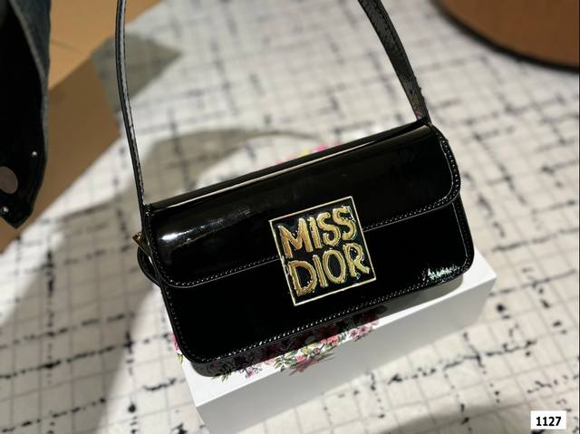 配盒 Dior新款包包分享 新款miss Dior翻盖手袋这款missdior翻盖手袋于迪奥二零二四秋冬成衣系列发布秀.上全新亮相，重新诠释dior经典款式的现