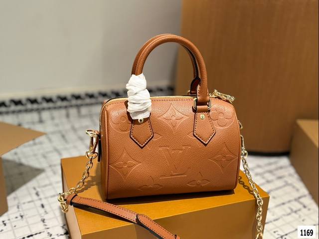 Lv Speedy 20Cm枕头包 无论版型 内里和专柜毫无差别 真正原版复刻 内里可拆卸 火遍全球的爆款机场大包 机车女神包 明星同款 贵气而充满活力的品牌设