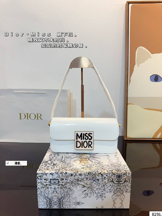 漆皮 .配礼盒. 迪奥 Dior Miss 腋下包 方正的设计，复古的质感 藏蓝色老花作为dior经典的颜色，搭配任何风格的衣服都毫无压力，四季皆宜。 既能满足