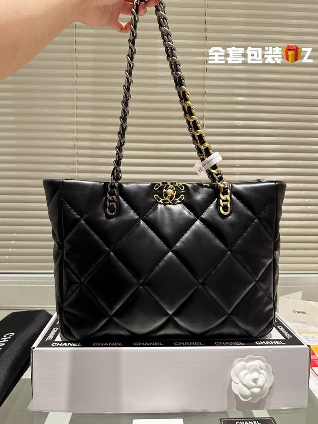 配礼盒 Chanel 托特tote Bag 不是第一眼美女但拿到手立马真香现场 上身时髦感upup 足以满足日常通勤需求 俺建议直接冲中号啊 皮质是小牛皮手感很