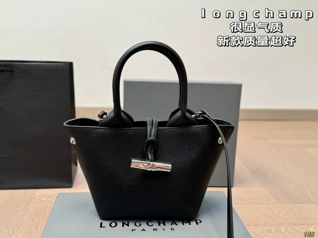 配盒 珑骧 Longchamp 新款质量超好 最近风很大的一款喔 真的每个女生都应该有一个珑骧 而且背上很显气质哎！ 尺寸：15 16