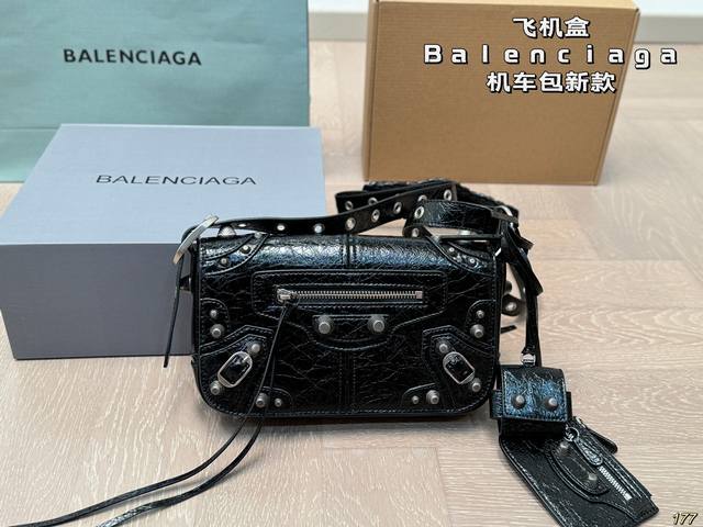 飞机盒 Balenciaga机车包 巴黎世家新款 任何风格都可轻松驾驭 适合日常 旅游 出行 集美必备 尺寸24 14