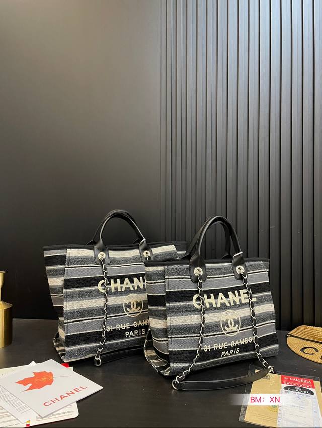 小号 大号 Chanel 新款香奈儿沙滩包购物袋 Chanel沙滩包每年都会出新的款 跟老款不同的logo装饰更加高端大气 容量超级可妈咪包 简约休闲的设计深受