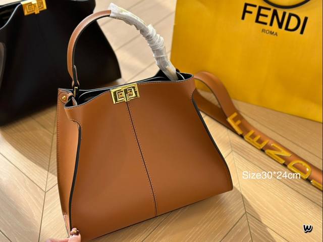 Size：30*24Cm F家 Fendi Peekabo 经典的造型！ 手提斜挎！