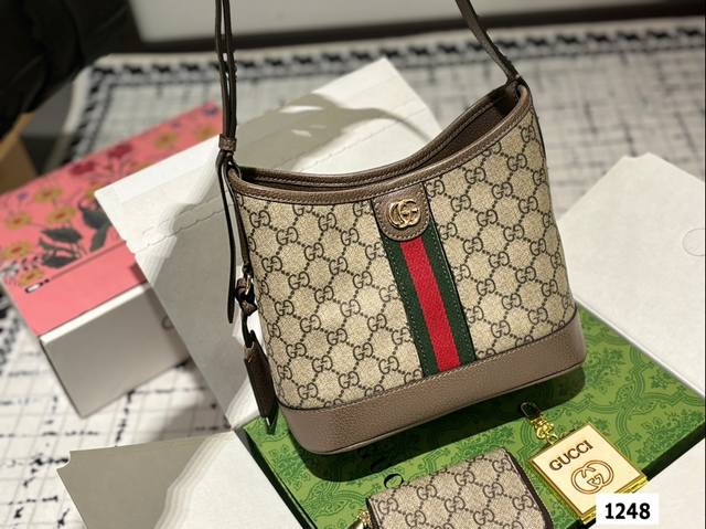 Gucci L New Ampivato 水桶包 New Arpivate新年新包1写就一年美好 经典 Ophidia 系列又出新设计啦~ 开口式水桶包与肩背包