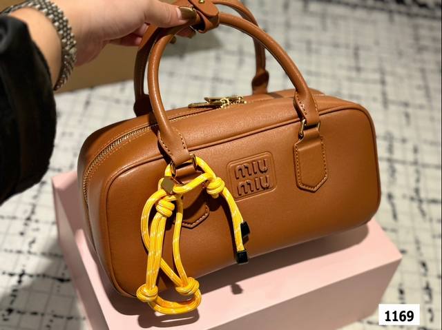 配挂件 Miumiu限定款相机包 简单又好看 Miumiu而且超级实用， #Miumiu新款包包 尺寸28 15Cm