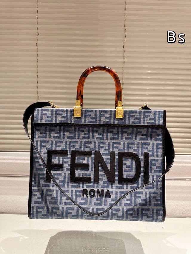 无盒 Size:35×29 Fendi 芬迪 牛仔托特包 质感很高级 容量超级大也很耐用 日常出街背它回头率百分百 就是这种随性慵懒感