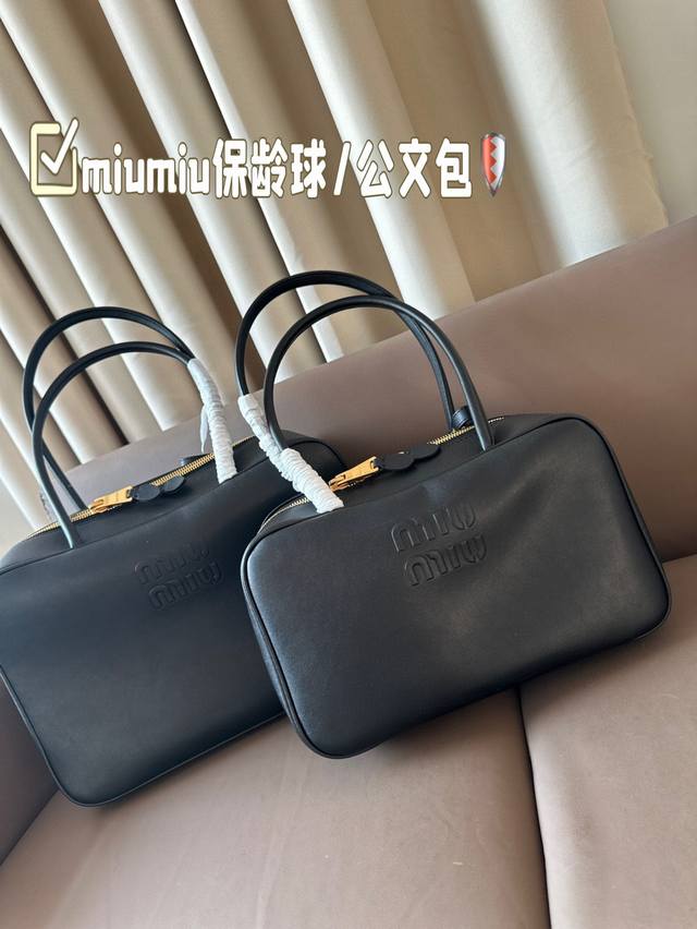 大号 小号 Miumiu保龄球 公文包 皮质光滑细腻柔软， 棉质缎面衬里。 背起来都很nice 哦 可手拎也可斜挎！ 出场就是miumiu小公主！ 尺寸 大号3