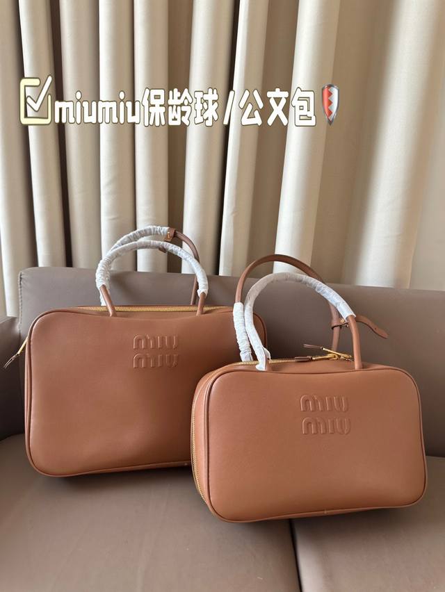 大号 小号 Miumiu保龄球 公文包 皮质光滑细腻柔软， 棉质缎面衬里。 背起来都很nice 哦 可手拎也可斜挎！ 出场就是miumiu小公主！ 尺寸 大号3