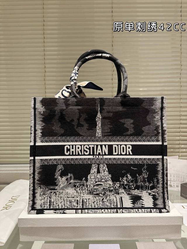 原单刺绣 215 190 Dior 提花 托特包 配内胆 Dior Book Tote今年最喜欢的一款购物袋 Tote我用的次数最多的包，因为容量超级大，不管什