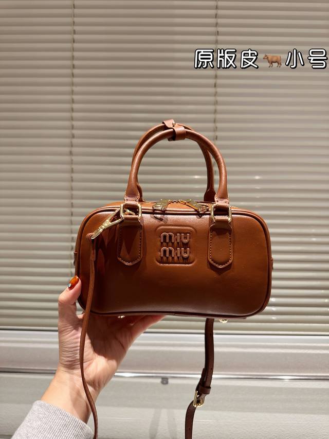 大号 小号 Miumiu-Softy Padded 头层皮 新款 Softy Padded 手袋是对经典 Bauletto 造型的重新诠释，其简洁利落的剪裁彰显