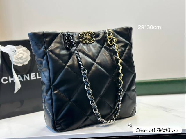 飞机盒 Chanel 22B 19Bag Tote Chanel 22B 19Bag Tote跟19一样，链条也是双色的很casual的同时也很精致上身超有气质