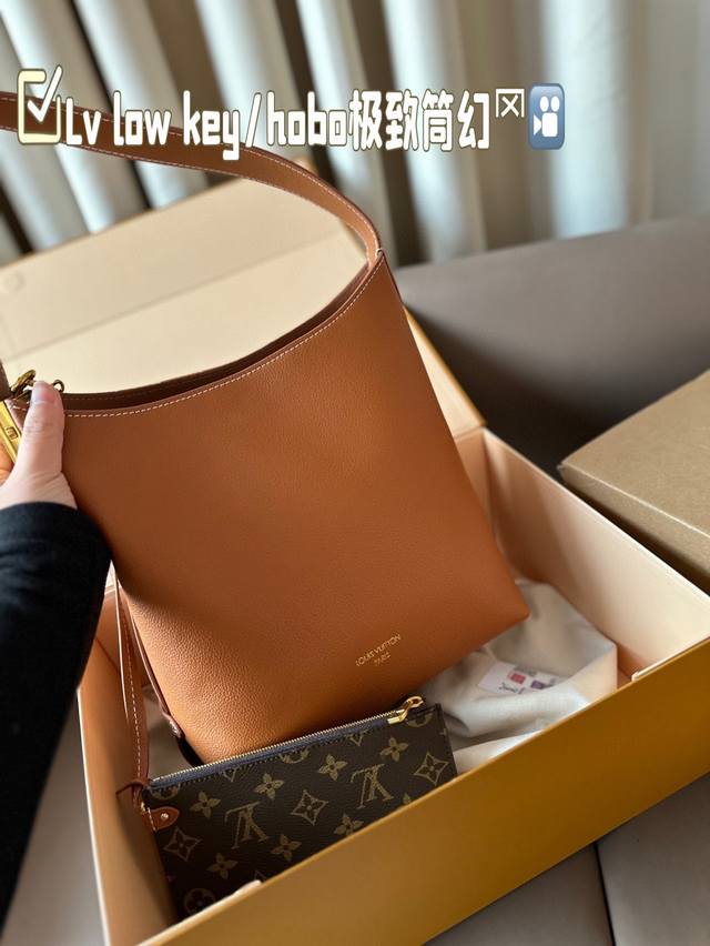 全套包装 Lv Low Key Hobo｜ 极致筒幻罓 你要的低週它都有 你要的容量都兼容 怎么背都好看 谁被都好看百搭款大包 腋下包 尺寸 25*27