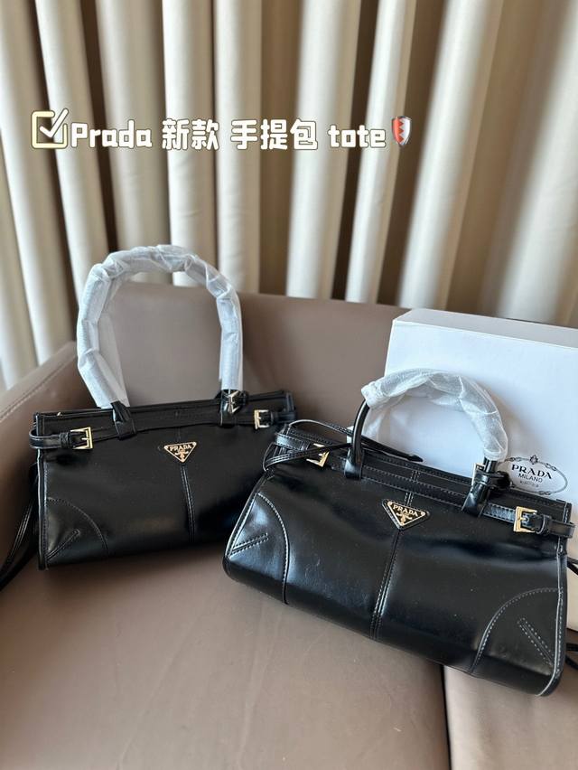 折叠礼盒包装 Prada 新款 手提包 Tote 配长肩带 慵懒随性又好背 上身满满的惊喜 高级慵懒又随性 彻底心动的一只 尺寸 32*17