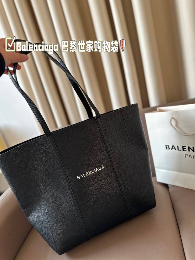 Balenciaga 巴黎世家专柜新品 购物袋独家上市 特别好看 夏天必备 店主自留款太好看啦 超大容量 喜欢的美妞抓紧自留啦 尺寸31*32