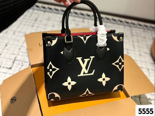 Lv Onthego 25Cm 压字 丛林包 折叠礼盒 原单品质 Lv A B面喷绘 Onthego妈咪袋 性价比之王这是一款超赞的包型，灵感来自于恶搞lv的街