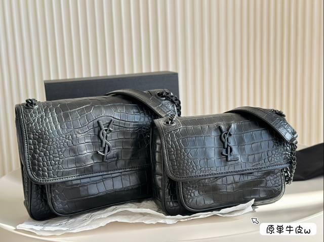 全套包装 ｜Ysl Niki 容量超大 出去逛一天什么都可以放进去 流浪背法也很好看 黑色真的是跟各种颜色的衣服都很搭 之前一直在onthego和这个之间犹豫