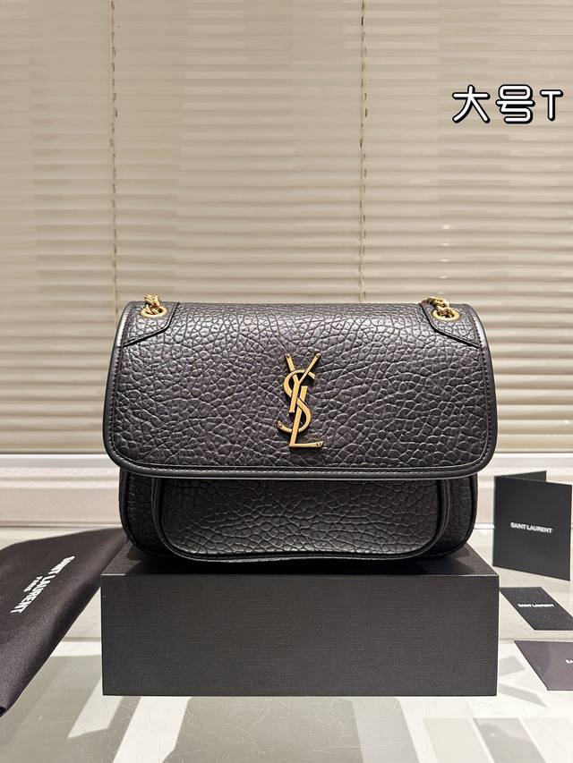 大小同价 配盒 Size：28Cm 25Cm Niki真的太好背啦 真的很好看很别致 Ysl Niki 皮料软糯质感 牛皮！牛皮！Ysl 里外都是牛皮哦！