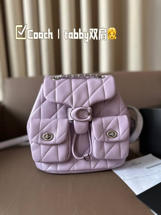 Coach Tabby双肩 面料触感软到不行； 细腻质感，高级得让人心动； 设计简约，却不失时尚感; 容量大小，日常出游两相宜； 细肩带设计，背着它逛街不累。