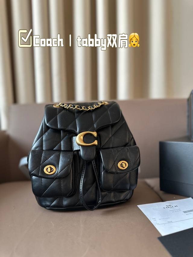 Coach Tabby双肩 面料触感软到不行； 细腻质感，高级得让人心动； 设计简约，却不失时尚感; 容量大小，日常出游两相宜； 细肩带设计，背着它逛街不累。