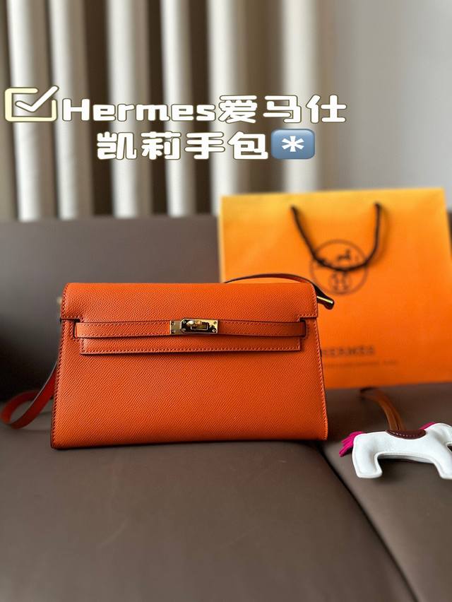 配礼盒 纯皮 Hermes爱马仕 凯莉手包 斜背包 好随意搭配 不管怎么穿随便一背都好看 一点都不挑人很显气质 超有feel 这款其实很韩风 尺寸25*15