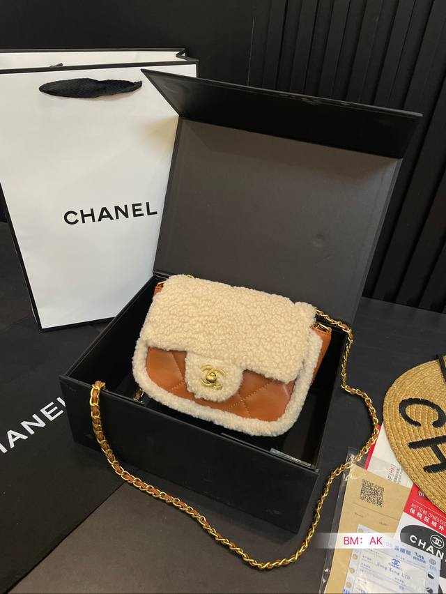 配折叠礼盒 香奈儿chanel 小香cf羊羔毛 原版面料专柜对版回头率百分百哦 细节完美 真正的白富美专用包很美哦尺寸：18*11