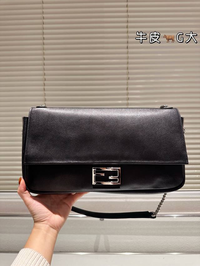 顶级原单 头层皮 230 Fendi Vintage法棍包 2024年米兰时装周街拍中，潮人们背的最多的包包大概就是fendi芬迪的这款腋下包了 经典布料 有种