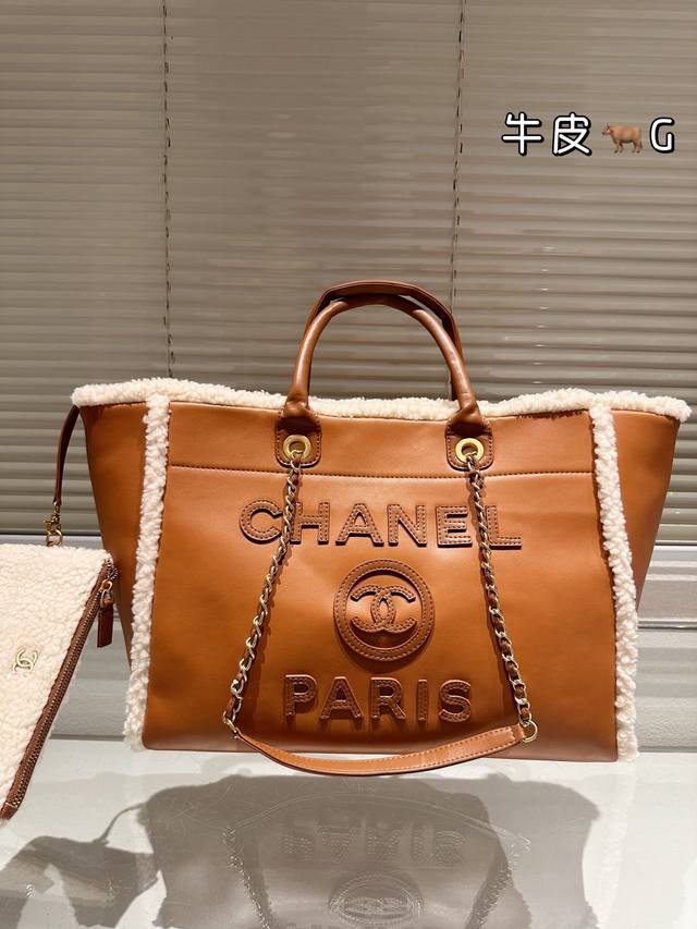 羊羔毛头层皮 Chanel 沙滩包 慵懒随性又好背 上身满满的惊喜 高级慵懒又随性 彻底心动的一只 Size：40 30Cm