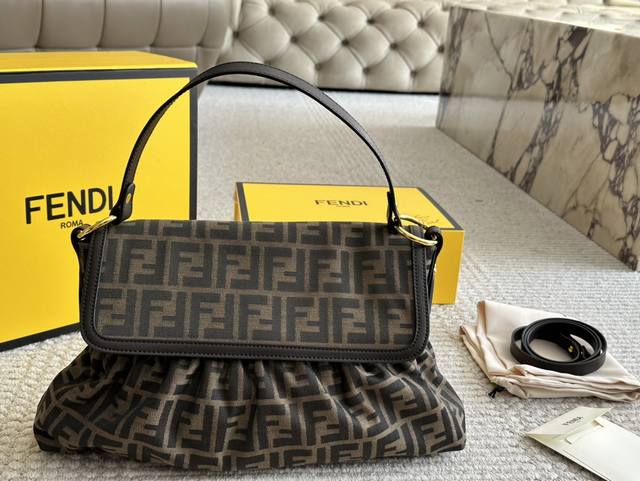 牛皮 F家中古托特包 Fendi 新品 牛皮 这个款式是中古款 很软很有型 尺寸：35 23Cm 配折叠礼盒