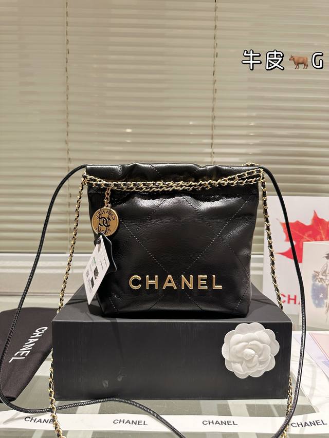 顶级原单 头层牛皮 Chanel 24S Mini 22Bag 本季24S大爆款最時髦好看，可肩背，斜背，側背，手提，非常難買黑色金字款，耐看也最保值 这包太好