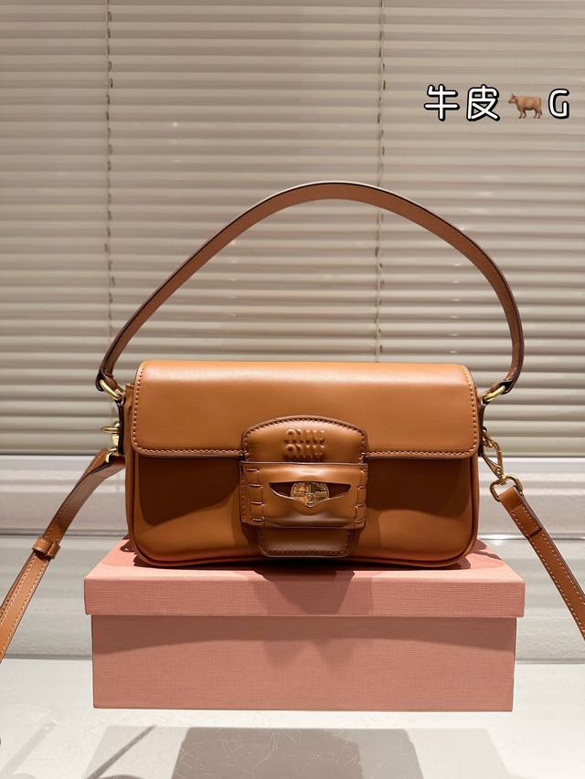 顶级原单 头层皮 Miumiu限定款mini 简单又好看 Miumiu而且超级实用， #Miumiu新款包包 尺寸23 14Cm