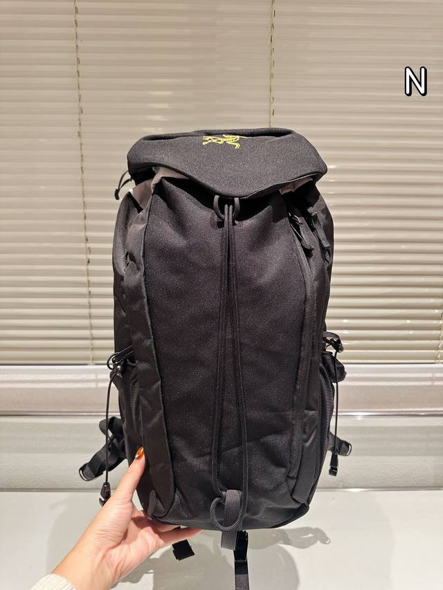 原版布 Arcteryx 20L始祖鸟刺绣多功能户外双肩包 Arcteryx 20L始祖鸟刺绣多功能户外旅行双肩背包 23Ss。包体空问容量大，可以携带短途远足