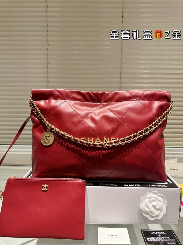 礼盒 Size：35*28Cm 太好搭配了呜呜呜 Chanel 香奈儿垃圾袋出新啦！ 横版的22Bag上身意外的好看 慵懒随性，巨巨好看 搜索 小香家 垃圾袋