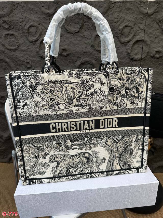 小号尺寸27.22Cm 中号 尺寸36.27Cm 大号 尺寸42.35Cm Dior 迪奥购物袋 配礼盒 本年度重量级专柜经典爆款 将帅气和优雅两种不同的风格碰