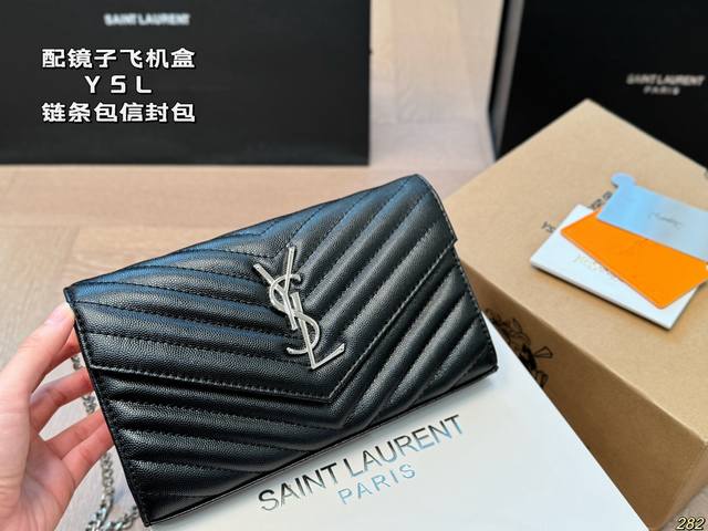 配镜子飞机盒 Ysl 圣罗兰链条包信封包 Ysi家当之无愧的入门经典款 超级耐燥这个皮质真的是我最爱的皮质之一 链条收包里可以完美当成手包一包两用简直赚到啦～尺