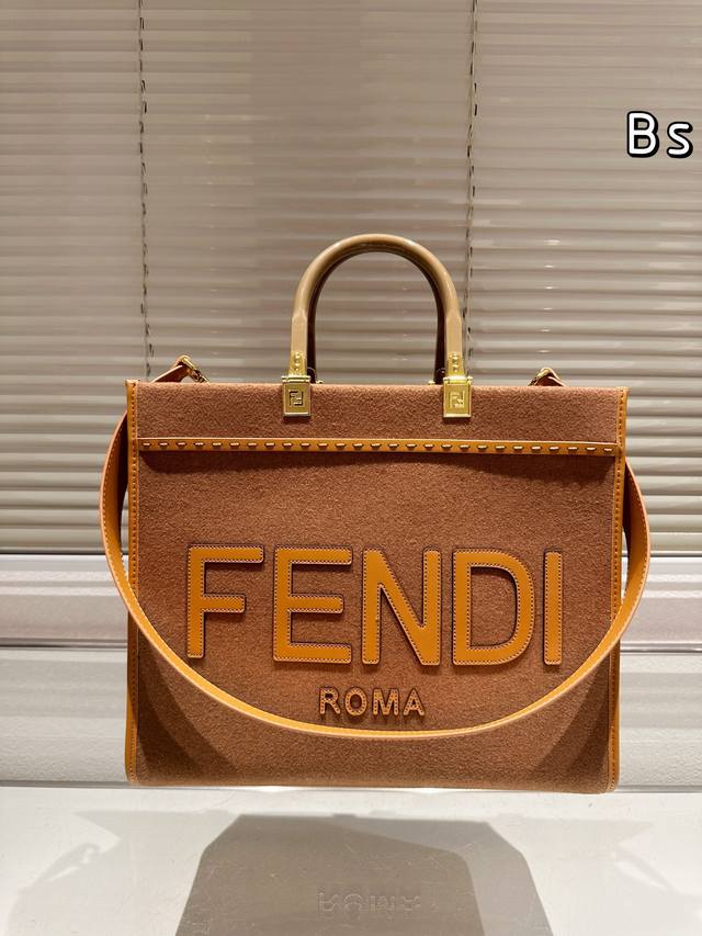 无盒 Size:35×29 Fendi 芬迪 托特包 质感很高级 容量超级大也很耐用 日常出街背它回头率百分百 就是这种随性慵懒感