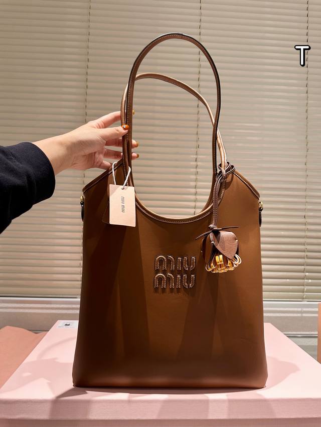 配挂件 Miumiu购物袋 秋冬限定ivy托特谁能懂有多好背呢 30×37盒子包装