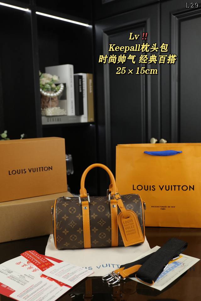 配全套礼盒 Lv Keepallbandoulière枕头包 单肩斜挎包 不得不说设计师非常优秀，让这个品牌更加年轻化，时髦帅气于一身，满足各种穿搭 需要。面料