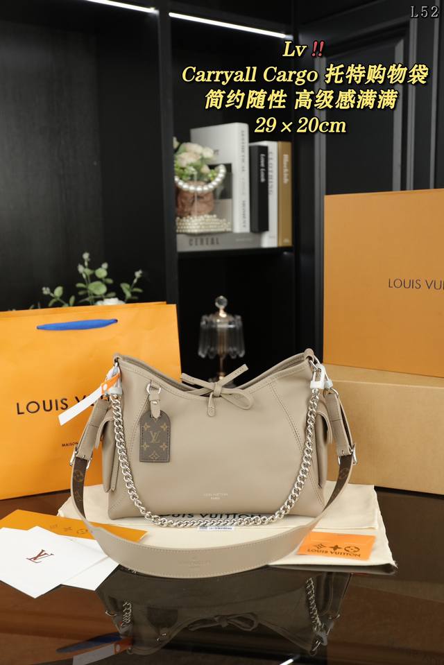 配全套礼盒 Lv Carryall Cargo 托特购物袋 手提单肩包 男生背也超好看特别是这种随性的一个风格加上羊皮的一个光滑柔软的质感真的一绝，女生背就更酷