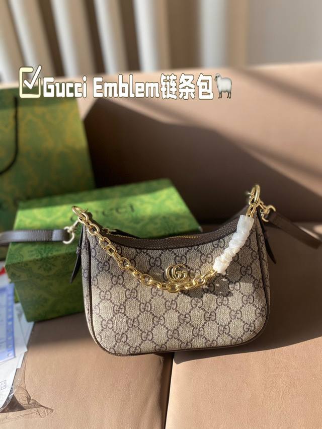 配盒 Gucci Emblem最新皮款終於出了包包自重非常輕 手感軟軟的可以斜跨還可以腋下背喔 搭配多種造型半月包型好好看呀 尺寸21*13