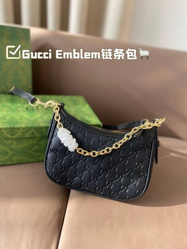 配盒 Gucci Emblem最新皮款終於出了包包自重非常輕 手感軟軟的可以斜跨還可以腋下背喔 搭配多種造型半月包型好好看呀 尺寸21*13