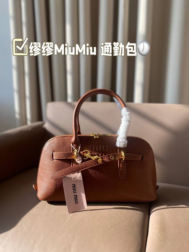 缪缪miumiu 通勤人必备包 这只aventure我要夸爆它 绝对是公文包中的颜值天花板 绝对的断货王酷酷的慵懒感洋气且时髦 还有一丢vintage感，超有调