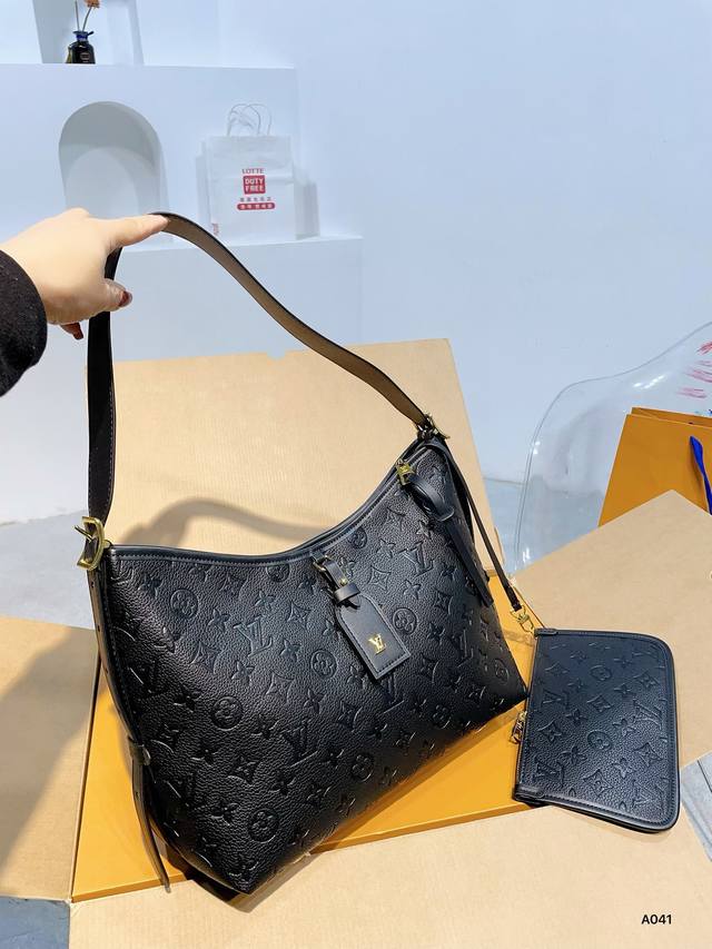 无盒 Lvcarryall 托特 好梦幻的色彩 Lv24的新品分享给大家 期待己久的lv包包 牛奶配色 时尚感十足，实用性也毫不逊色 无论是逛街、学会还是工作，