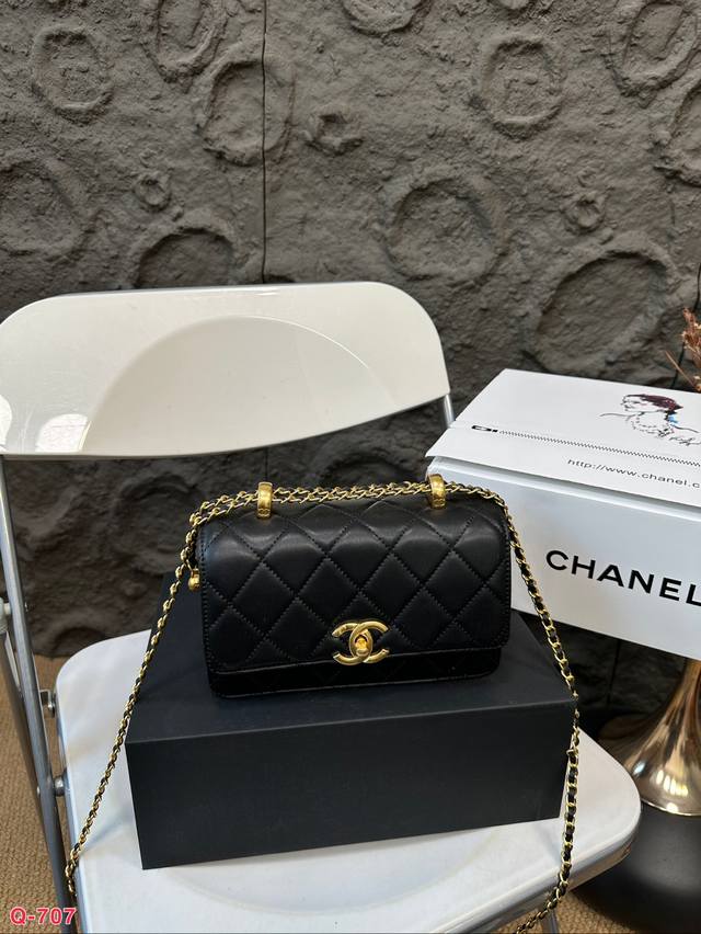 免税店全套包装 Chanel 香奈儿金球发财包 入门级小挎包 香奈儿woc新款发财包 可斜挎单肩 链条可收入包内作为手包使用 上身后超显大气， 别看小小的 这个