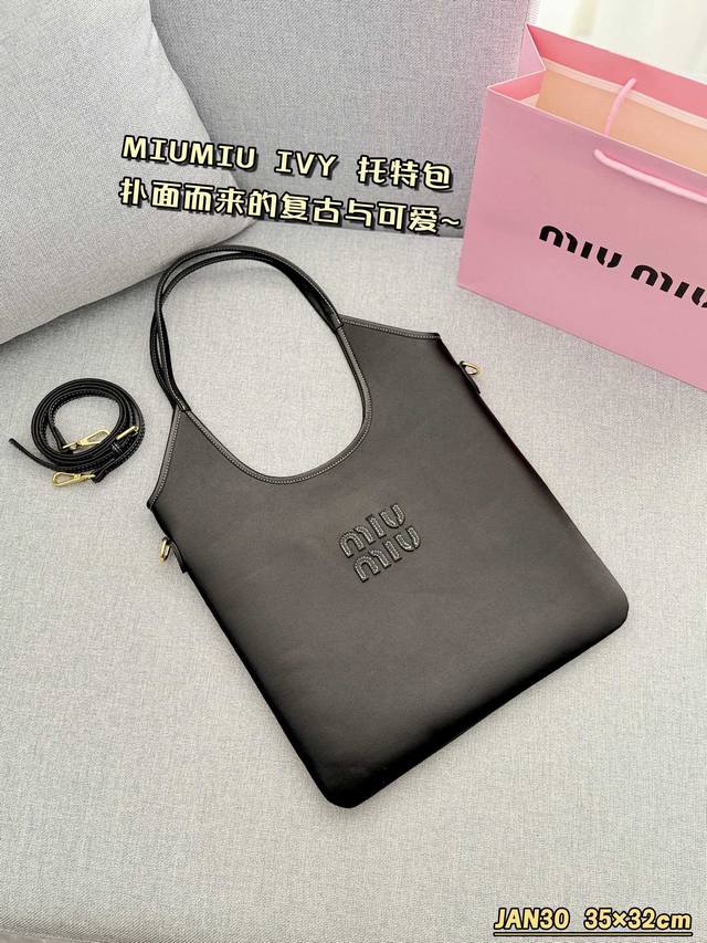 配盒 Size：35×32 Miumiu Ivy托特包 Tote 怎么可以这么洋气还不撞款腋下包也是特别百搭！ Miumiu真的太火了