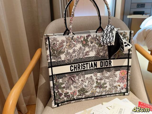 高版本配送丝巾 迪奥dior Dior25Tote Book 立体提花 高密刺绣托特包 绝美的梦中情包 尺寸42Cm 礼盒包装